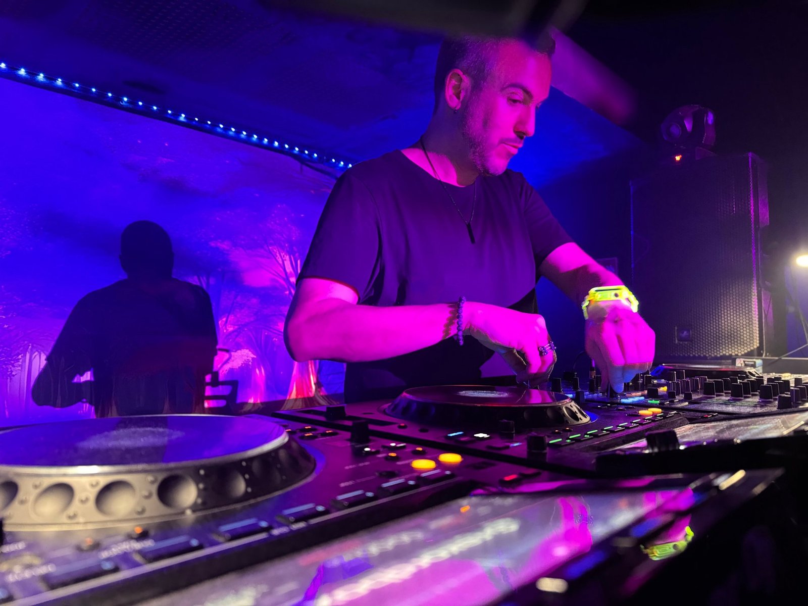 Josu Izarra pinchando en la Sala Ugaondo